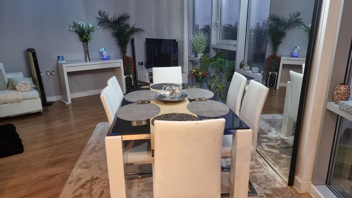 Stunning 2 Bedroom 2 Bathroom Flat With Panoramic View * Londres