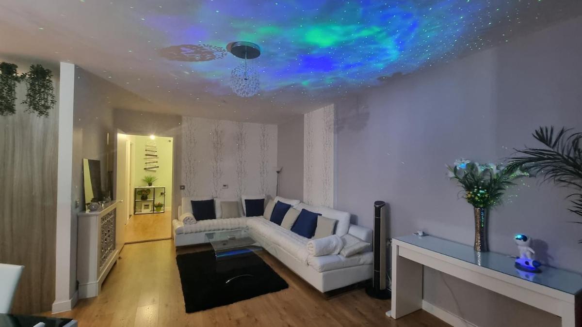 Stunning 2 Bedroom 2 Bathroom Flat With Panoramic View * Londres