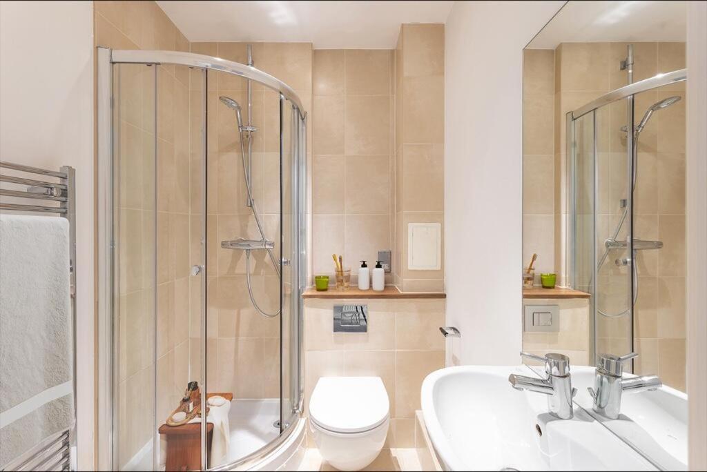 Stunning 2 Bedroom 2 Bathroom Flat With Panoramic View * Londres